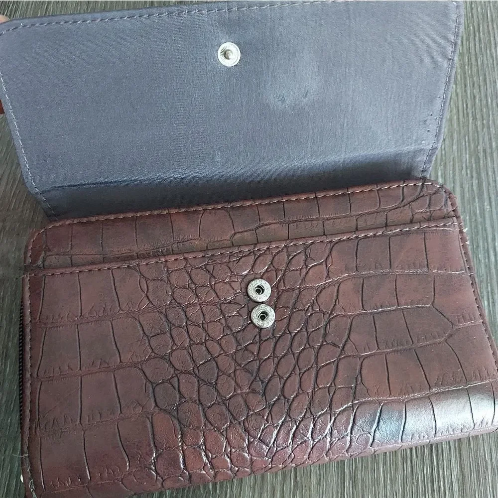 Croc Embossed Brown Wallet - Picture 3 of 9